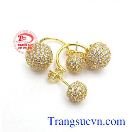 Hoa tai vàng tây hót mang lại vẻ thanh lịch, hiện đại cho phái đẹp. Hoa tai vàng tây hót bảo hành uy tín.