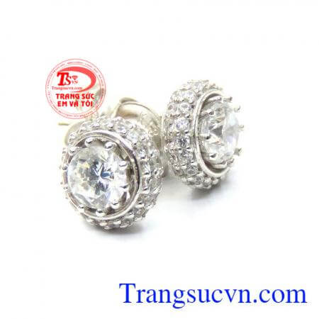 Nụ vàng trắng 18k Italy mang lại vẻ quý phái, sang trọng cho các quý cô.