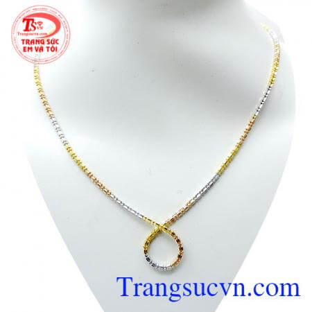 Dây chuyền kết 4 và 3 màu 18k Ý với ý tưởng 4 hướng Đông - Tây - Nam - Bắc tạo nên chiếc dây chuyền vàng 18k tinh tế và quý phái,hợp thời trang,bền đẹp sáng