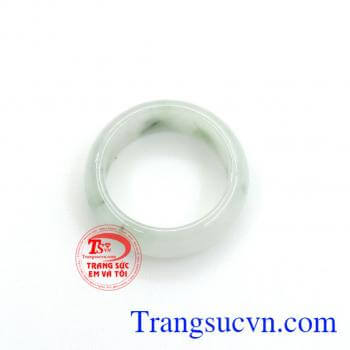 Nhẫn ngọc phỉ thúy độc