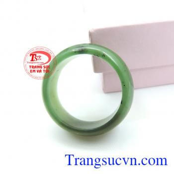 Nhẫn ngọc bích thiên nhiên tên khoáng vật Nephrite có màu xanh xám đặc trưng,cấu tạo dạng hạt tinh thể,đảm bảo chất lượng,đeo hợp thong thủy