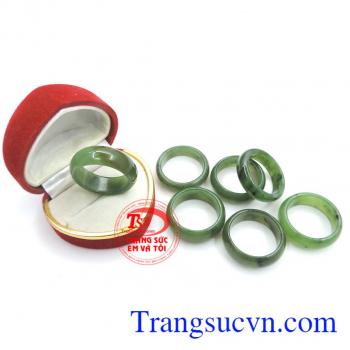 Nhẫn ngọc bích thiên nhiên tên khoáng vật Nephrite có màu xanh xám đặc trưng,cấu tạo dạng hạt tinh thể,đảm bảo chất lượng,đeo hợp thong thủy