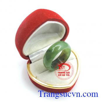 Nhẫn ngọc bích thiên nhiên tên khoáng vật Nephrite có màu xanh xám đặc trưng,cấu tạo dạng hạt tinh thể,đảm bảo chất lượng,đeo hợp thong thủy