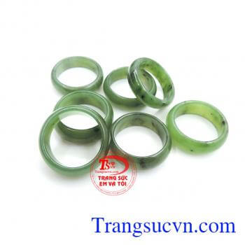 Nhẫn ngọc bích thiên nhiên tên khoáng vật Nephrite có màu xanh xám đặc trưng,cấu tạo dạng hạt tinh thể,đảm bảo chất lượng,đeo hợp thong thủy