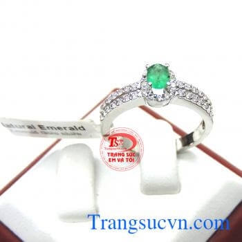 Nhẫn vàng emerald nữ tinh tế