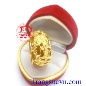 Nhẫn ngọc rồng vàng mệnh kim Nhẫn nam ngọc bọc vàng rồng Nhẫn nam vàng tây đảm bảo chất lượng Uy tín, Đeo hợp phong thủy Bạn có thể đặt hàng theo yêu cầu.