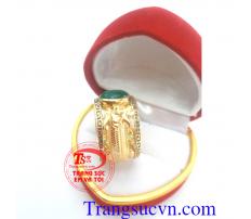 Nhẫn đá xanh khắc rồng sang trọng cho phái nam, nhẫn nam vàng tây giá tốt, thiết kế kiểu dáng mạnh mẽ, khắc hoa văn rồng bọc đá quý xanh sang trọng, đảm bảo 100% về chất lượng sản phẩm, giao hàng toàn quốc.