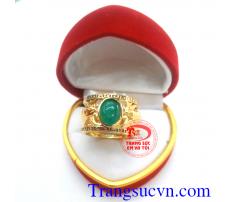 Nhẫn đá xanh khắc rồng sang trọng cho phái nam, nhẫn nam vàng tây giá tốt, thiết kế kiểu dáng mạnh mẽ, khắc hoa văn rồng bọc đá quý xanh sang trọng, đảm bảo 100% về chất lượng sản phẩm, giao hàng toàn quốc.