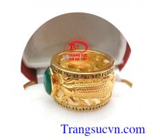 Nhẫn đá xanh khắc rồng sang trọng cho phái nam, nhẫn nam vàng tây giá tốt, thiết kế kiểu dáng mạnh mẽ, khắc hoa văn rồng bọc đá quý xanh sang trọng, đảm bảo 100% về chất lượng sản phẩm, giao hàng toàn quốc.