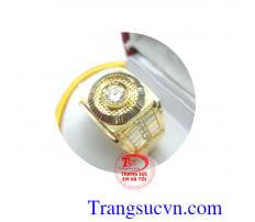 Nhẫn nam vàng tây- trang sức quý ông, nhẫn nam vàng 10k thiết kế hình đồng hồ, với những nét facet lấp lánh tôn thêm vẻ sang trọng quý phái cho các quý ông, là một món quà ý nghĩa cho người đàn ông của bạn. Bán nhẫn nam vàng tây kèm giấy kiểm định sản phẩ
