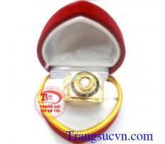 Nhẫn nam vàng tây- trang sức quý ông, nhẫn nam vàng 10k thiết kế hình đồng hồ, với những nét facet lấp lánh tôn thêm vẻ sang trọng quý phái cho các quý ông, là một món quà ý nghĩa cho người đàn ông của bạn. Bán nhẫn nam vàng tây kèm giấy kiểm định sản phẩ