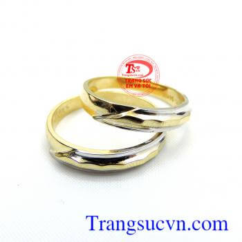 Kiểu nhẫn cưới trơn với thân nhẫn tròn có độ dày vừa phải là thiết kế mang đậm nét truyền thống, đơn giản nhất và cũng khó bị lỗi mốt nhất