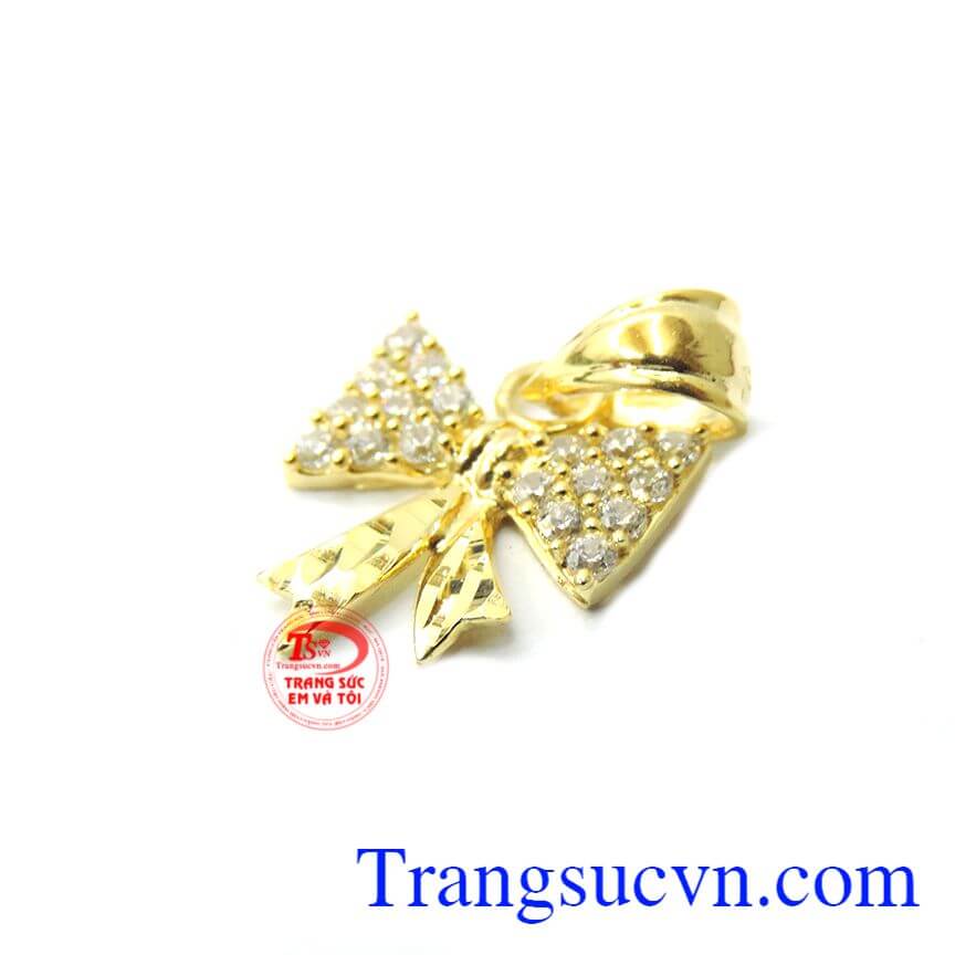 Mặt vàng chiếc nơ được thiết kế với ý tưởng chiếc nơ nguyên thủy được cách điệu đính đá, mặt vàng cho nữ món quà ý nghĩa