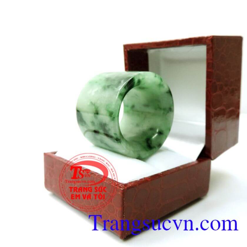 Nhẫn ngọc jadeite bản to oval