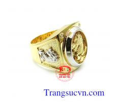 Nhẫn tam long giữ ngai lấy ý tưởng thiết kế từ" Kiềng ba chân" và hộ mệnh chân thiên tử rồng lớn được trợ giúp bởi rồng nhỏ. chế tác tinh tế sáng bóng đường nét hài hòa làm cho chiếc nhẫn nam tôn lên vẻ đẹp mạnh mẽ và quyền lực