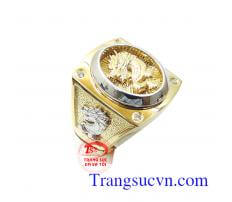 Nhẫn tam long giữ ngai lấy ý tưởng thiết kế từ" Kiềng ba chân" và hộ mệnh chân thiên tử rồng lớn được trợ giúp bởi rồng nhỏ. chế tác tinh tế sáng bóng đường nét hài hòa làm cho chiếc nhẫn nam tôn lên vẻ đẹp mạnh mẽ và quyền lực