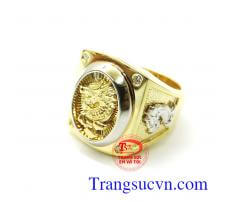 Nhẫn tam long giữ ngai lấy ý tưởng thiết kế từ" Kiềng ba chân" và hộ mệnh chân thiên tử rồng lớn được trợ giúp bởi rồng nhỏ. chế tác tinh tế sáng bóng đường nét hài hòa làm cho chiếc nhẫn nam tôn lên vẻ đẹp mạnh mẽ và quyền lực