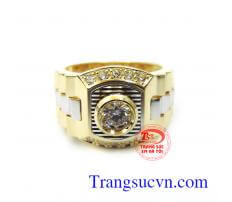 Nhẫn vàng bậc danh vọng được chế tác trên máy 3d được nét tinh tế,nhẫn nam bậc danh vọng phù hợp với người thông minh sáng dạ,biết nắm trước thời cơ trong tầm tay.nhẫn đeo hợp thời trang,Chất lượng vàng đảm bảo.