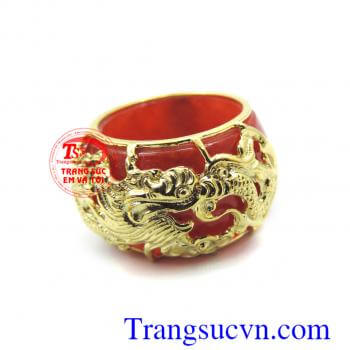 Nhẫn ngọc cẩm thạch bọc vàng rồng mạnh mẽ, nhẫn ngọc cẩm thạch đỏ hợp mệnh Hỏa, Thổ, đeo may mắn, sang trọng, tôn thêm sự nam tính.