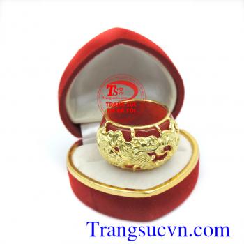 Nhẫn ngọc cẩm thạch bọc vàng rồng mạnh mẽ, nhẫn ngọc cẩm thạch đỏ hợp mệnh Hỏa, Thổ, đeo may mắn, sang trọng, tôn thêm sự nam tính.