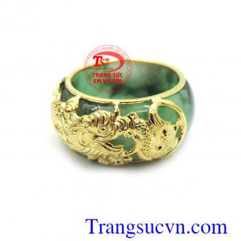 Nhẫn ngọc bọc vàng nam tính, nhẫn ngọc jadeite thiên nhiên, nhẫn ngọc bộc rồng , thể hiện phong thái mạnh mẽ của phái mạnh, sự sang trọng của ngọc cũng như việc kết hợp với khắc rồng vàng càng tôn thêm vẻ đẹp quý phái.