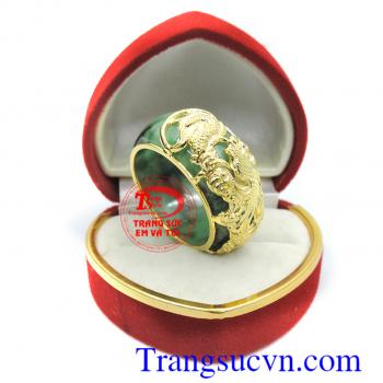 Nhẫn ngọc bọc vàng nam tính, nhẫn ngọc jadeite thiên nhiên, nhẫn ngọc bộc rồng , thể hiện phong thái mạnh mẽ của phái mạnh, sự sang trọng của ngọc cũng như việc kết hợp với khắc rồng vàng càng tôn thêm vẻ đẹp quý phái.