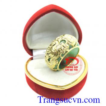 Nhẫn ngọc giàu sang, Nhẫn ngọc jadeite thiên nhiên, kèm giấy kiểm đinh, thiết kế bọc rồng vàng mạnh mẽ, Nhẫn ngọc đeo phong thủy, cầu mong may mắn, bình an, giữ hòa khí