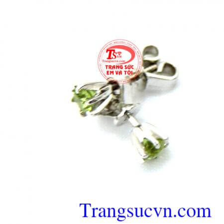 Peridot mang hình cỏ 4 lá có thể tẩy sạch trái tim khỏi sự đố kỵ, oán giận, cay đắng, ghét bỏ và lòng tham, để ta tha thứ, đồng thời mở lòng ra với niềm vui và những mối quan hệ mới.