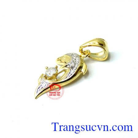 Mặt dây vàng cá heo với thiết kế độc đáo, tinh xảo, phù hợp phong cách và thị hiếu phái đẹp, Mặt dây vàng cá heo là món quà tuyệt vời cho người yêu thương những dịp ý nghĩa