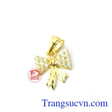 Mặt vàng chiếc nơ được thiết kế với ý tưởng chiếc nơ nguyên thủy được cách điệu đính đá, mặt vàng cho nữ món quà ý nghĩa