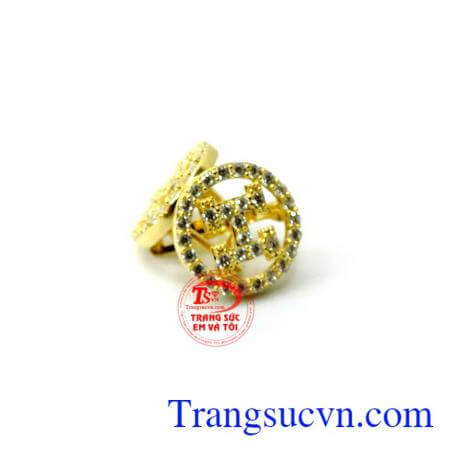 Hoa tai chữ H độc đáo