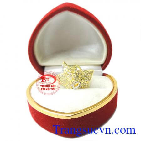 Hoa tai cánh bướm tinh tế