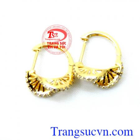 Hoa tai vàng 18k cao quý, hoa tai đẹp, chất lượng đảm bảo, hoa tai vàng tây chế tác tinh xảo, mang đến vẻ đẹp thời trang quý phái cho người đeo.