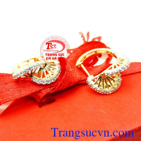 Hoa tai vàng 18k cao quý thanh thoát là sự lựa chọn ý nghĩa để làm quà tặng cho người thân.