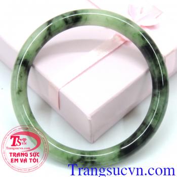 Ngọc cẩm thạch, phù hợp với nhiều lứa tuổi, đeo hợp thời trang và quý phái