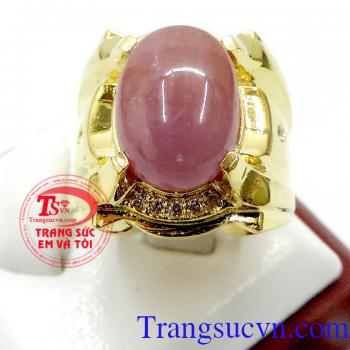 Nhẫn ruby nam vàng thời trang, Nhẫn nam vàng 10k đẹp, nhẫn nam đá quý ruby thời trang đẳng cấp cho phái mạnh, mang lại sự sang trọng cũng như những may mắn trong công việc và cuộc sống. Sản phẩm kèm giấy kiểm định.