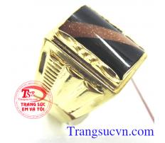 Nhẫn nam vàng 10k bền màu, Nhẫn nam vàng đính đá đen phong cách mạnh mẽ sang trọng cho nam giới, nhẫn nam vàng bền màu, cam kết 100% về chất lượng sản phẩm, bảo hành 6 tháng, thương hiệu trang sức uy tín trên toàn quốc.
