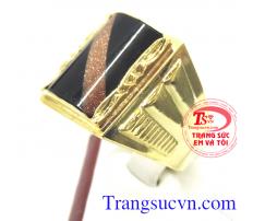 Nhẫn nam vàng 10k bền màu, Nhẫn nam vàng đính đá đen phong cách mạnh mẽ sang trọng cho nam giới, nhẫn nam vàng bền màu, cam kết 100% về chất lượng sản phẩm, bảo hành 6 tháng, thương hiệu trang sức uy tín trên toàn quốc.