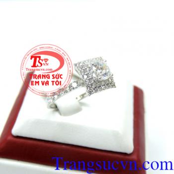 Nhẫn nữ thời trang, nhẫn nữ vàng trắng 18k thời trang, thiết kế đơn giản mà sang trọng, đính đá sáng, tôn lên vẻ đẹp cho phái nữ.