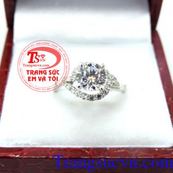 Nhẫn nữ thiết kế tinh xảo, nhẫn nữ vàng trắng 18k thiết kế tinh xảo, với những đường cong và đính đá tôn lên vẻ đẹp quyến rũ cho phái nữ.