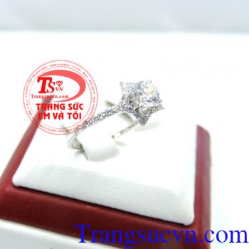 Ngôi sao may mắn, nhẫn nữ vàng trắng thiết kế hình ngôi sao đính đá ở giữa và xung quanh viền , ngôi sao luôn là biểu tượng của hy vọng, của ánh sáng và niềm tin, đem lại may mắn, cũng giống như một vị thần hộ mệnh.