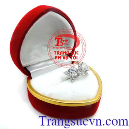 Hoa tai nữ sang trọng mang lại vẻ tinh tế, thanh thoát cho người đeo.