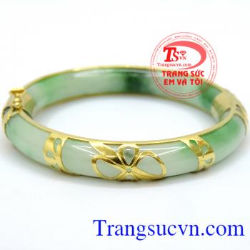 Vòng ngọc hoa văn tinh tế, vòng ngọc cẩm thạch thiên nhiên. 