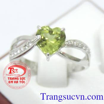 Nhẫn peridot tình yêu