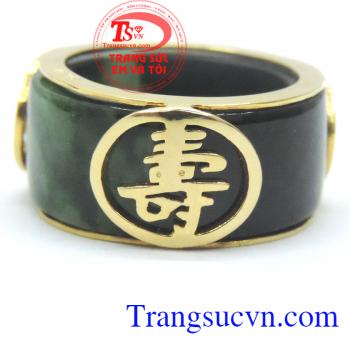 Nhẫn ngọc phúc lộc thọ, nhẫn ngọc bọc vàng 3 chữ phúc lộc thọ, vàng 18k sáng bóng bền màu, khắc chữ vô cùng tinh tế sang trọng. Nhẫn ngọc mang lại may mắn bình an.
