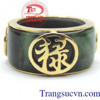 Nhẫn ngọc phúc lộc thọ, nhẫn ngọc bọc vàng 3 chữ phúc lộc thọ, vàng 18k sáng bóng bền màu, khắc chữ vô cùng tinh tế sang trọng. Nhẫn ngọc mang lại may mắn bình an.