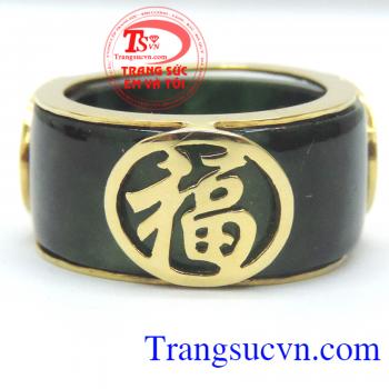 Nhẫn ngọc phúc lộc thọ, nhẫn ngọc bọc vàng 3 chữ phúc lộc thọ, vàng 18k sáng bóng bền màu, khắc chữ vô cùng tinh tế sang trọng. Nhẫn ngọc mang lại may mắn bình an.