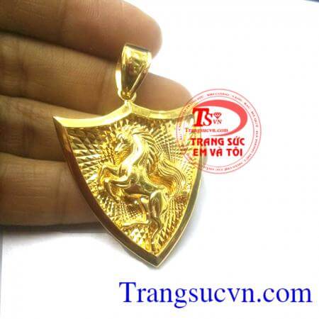 Mặt dây chuyền nam con ngựa đeo cùng dây chuyền vàng mang lại vẻ cá tính, dũng mãnh cho phái mạnh.