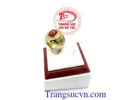 Nhẫn nam đá đỏ mệnh Hỏa, nhẫn nam giá rẻ, nhẫn nam vàng 10k, thích hợp với người mệnh Hỏa, Thổ, mang lại may mắn, tài lộc, bình an cho gia chủ.