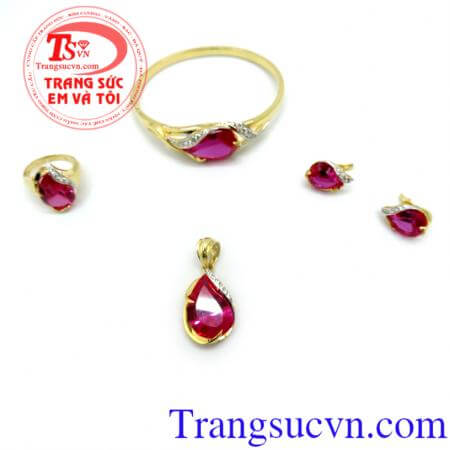 Bộ trang sức vàng tây mệnh Hỏa được phái đẹp đặc biệt ưa chuộng bởi thiết kế tinh xảo, sắc nét, đeo hợp thời trang và sang trọng